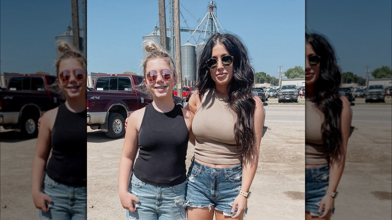 Chelsea DeBoer posing with her oldest daughter Aubree