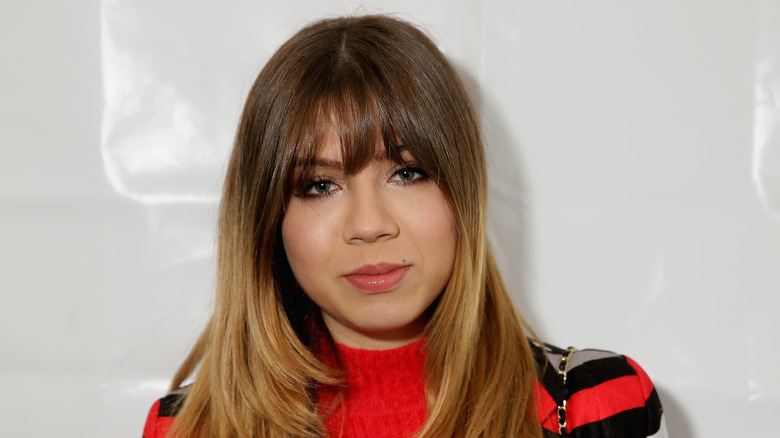 Jennette McCurdy poses on the red carpet