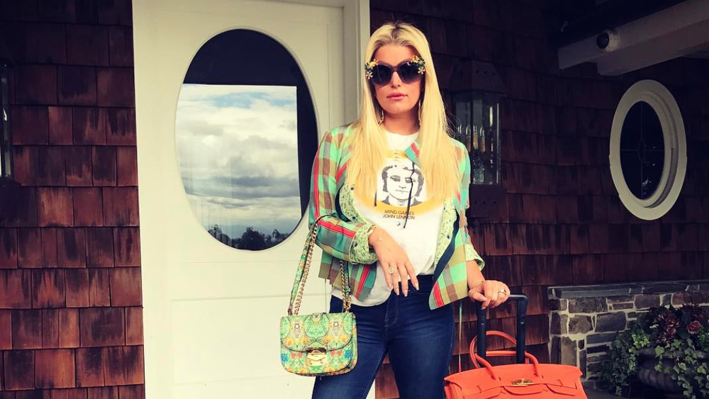 Jessica Simpson outside of her home, with luggage