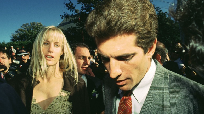 Daryl Hannah and JFK Jr surrounded by a crowd