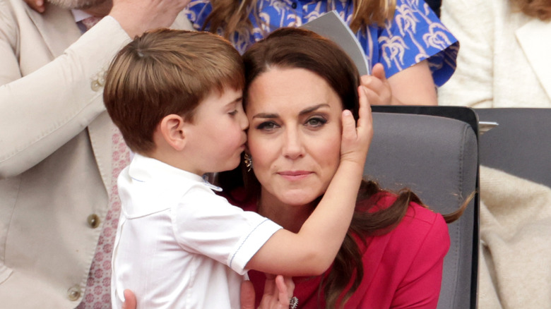 Prince Louis kissing his mom 