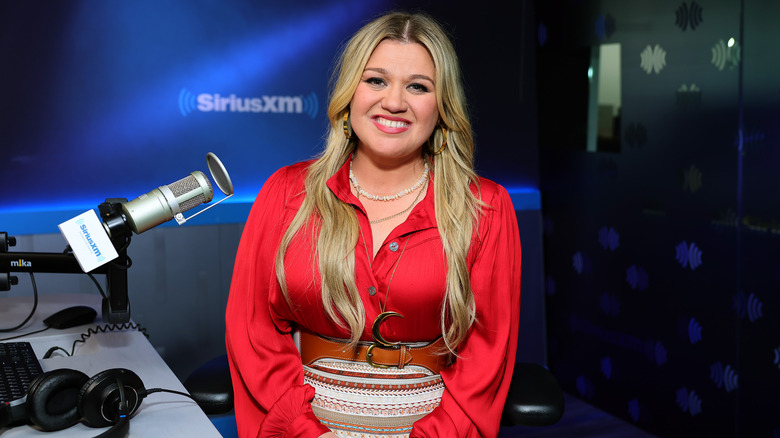 Kelly Clarkson red shirt