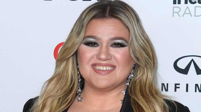 Kelly Clarkson long earrings