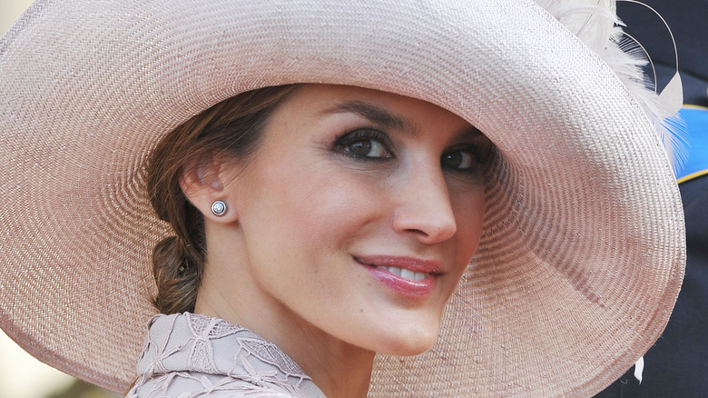 Queen Letizia wears a pink hat