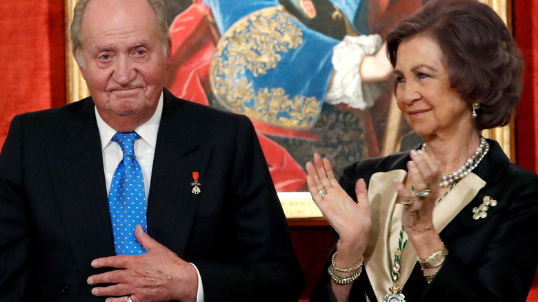 Queen Sofía claps next to King Juan Carlos 