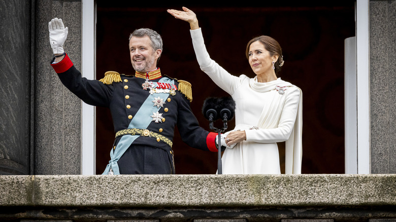 King Frederik X and Queen Mary waving