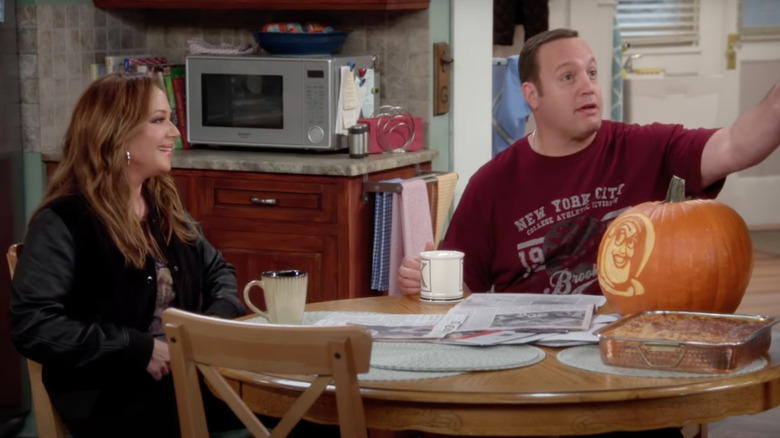 Leah Remini and Kevin James in a scene