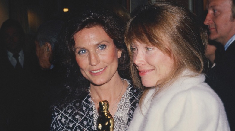 Loretta Lynn and Sissy Spacek hold Oscar