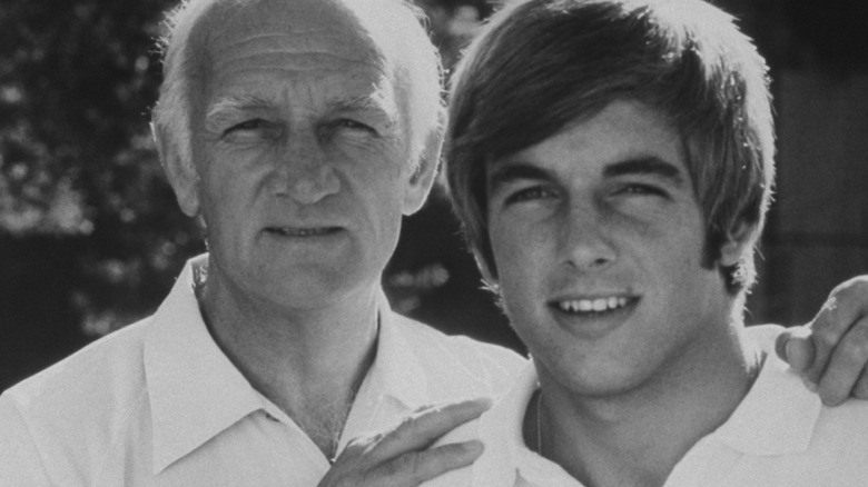 Tom Harmon and his son Mark Harmon smiling