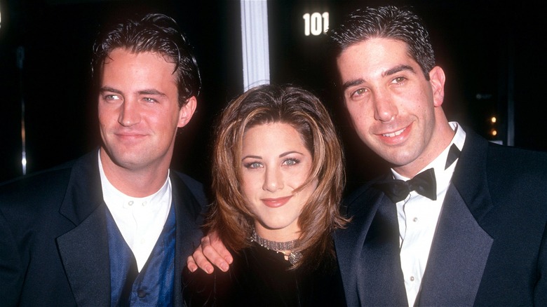 Matthew Perry, Jennifer Aniston, and David Schwimmer posing