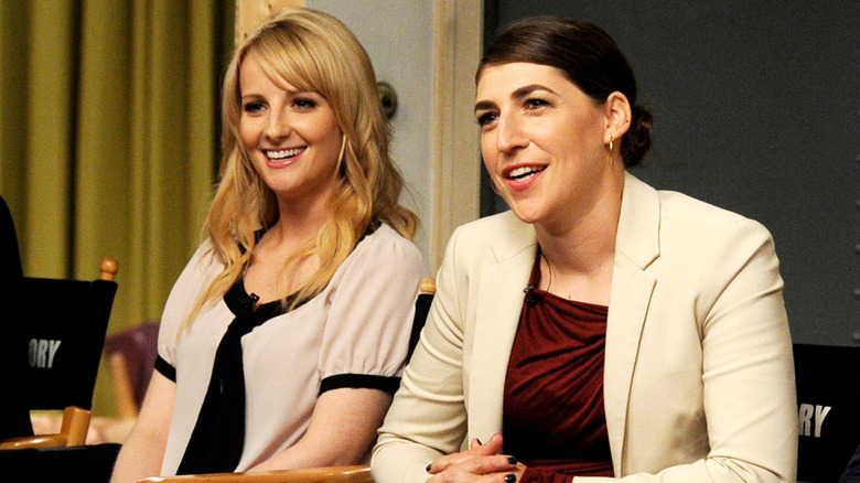 Melissa Rauch and Mayim Bialik sitting together