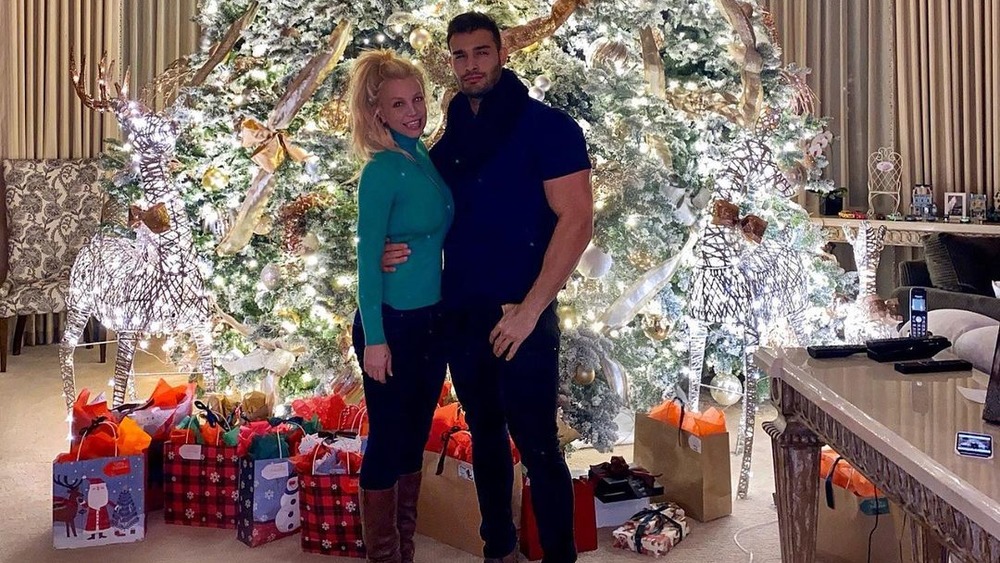 Britney Spears' and Sam Asghari in front of their Christmas tree