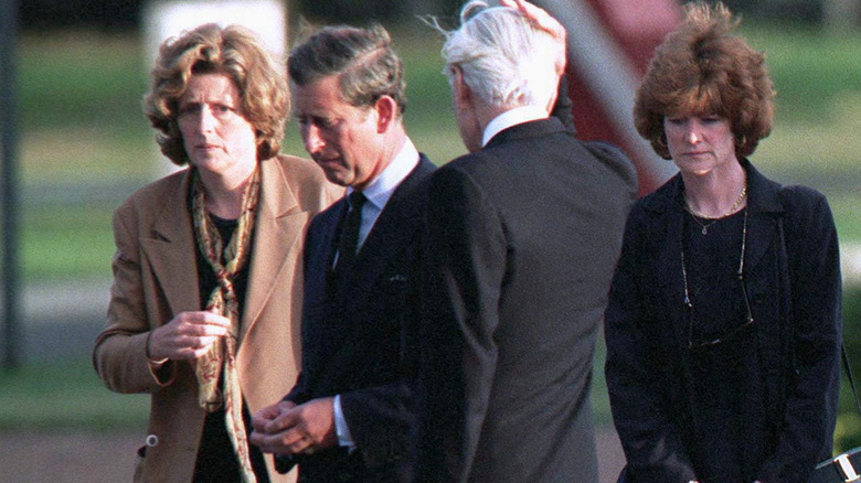 King Charles & Diana's sisters waiting for her remains at airport