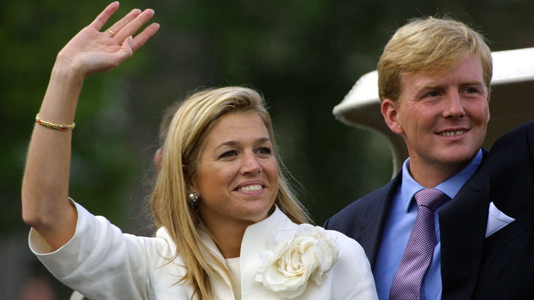 Queen Máxima and King Willem-Alexander waving