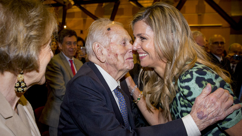 Queen Máxima kisses her father on cheek