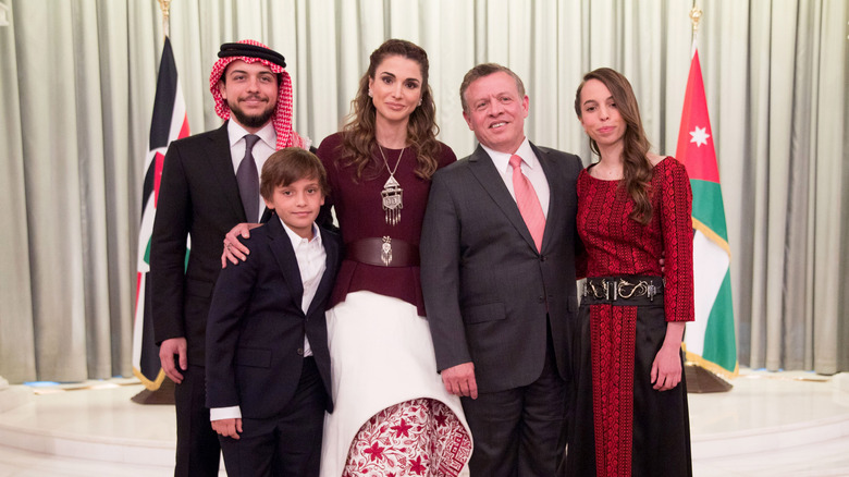 The Jordanian royal family posing together 