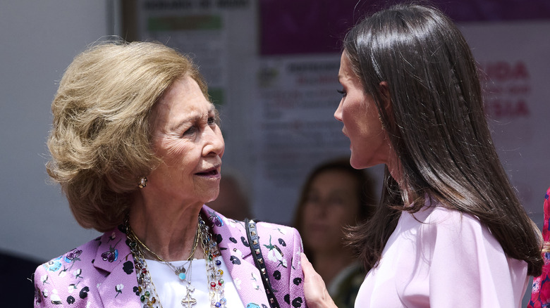 Queen Sofía, Queen Letizia talking to each other