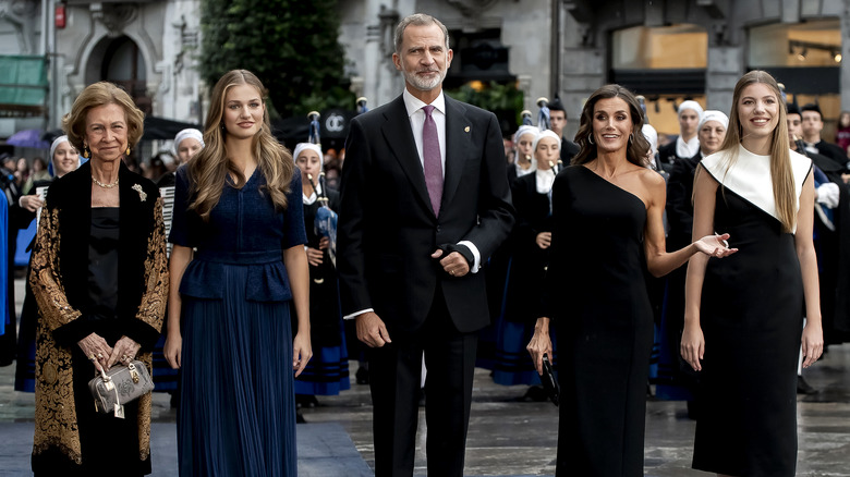 Queen Sofía smiling with Princess Leonor, King Felipe, Queen Letizia, and Infanta Sofía