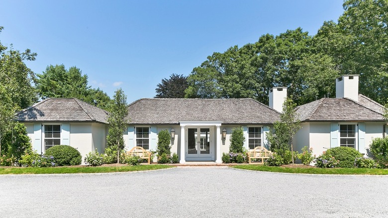 Front elevation of Rachael Ray's Southampton home