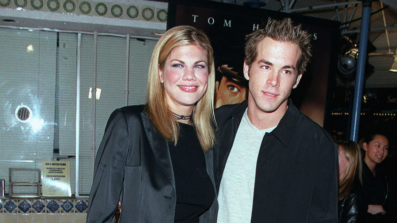 Kristen Johnston and Ryan Reynolds posing on a red carpet