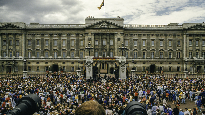 A crowd forms at Buckingham Palace for wedding