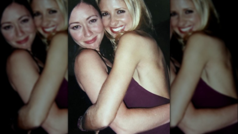 Shannen Doherty and Sarah Michelle Gellar hugging 