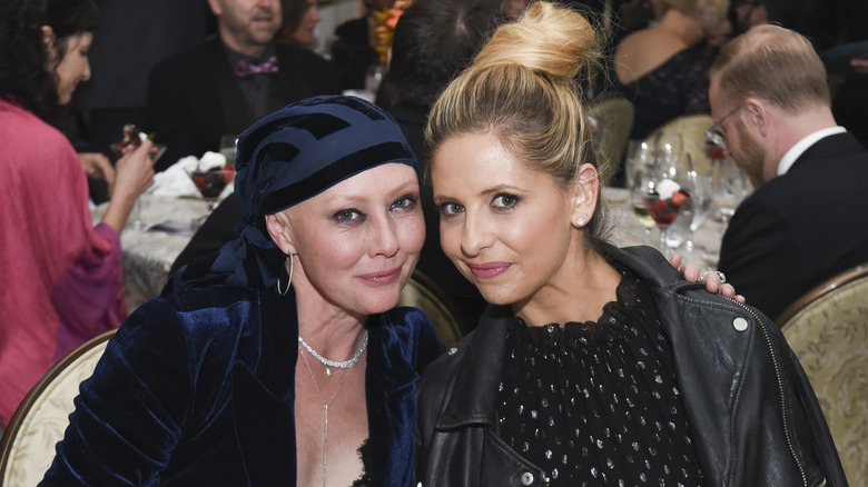 Shannen Doherty and Sarah Michelle Gellar smiling