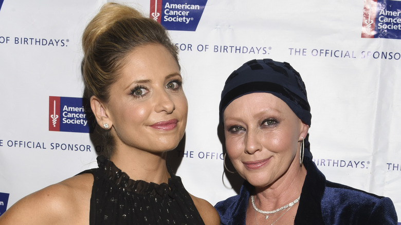 Sarah Michelle Gellar and Shannen Doherty smiling 