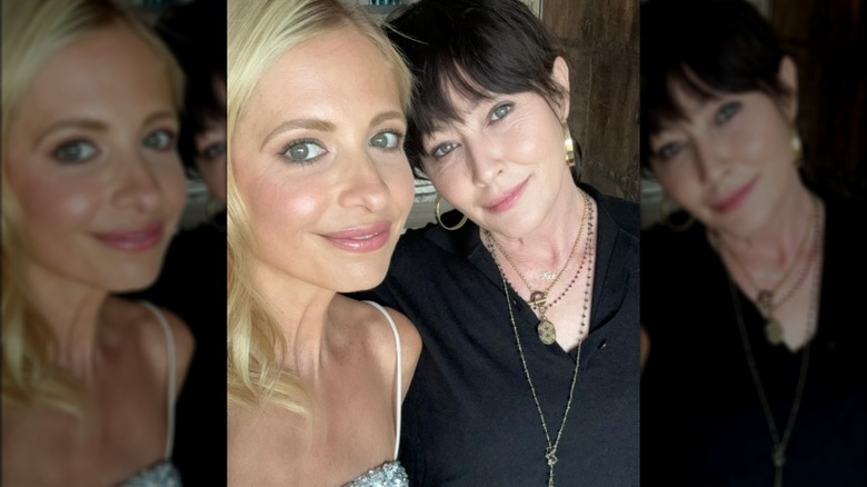 Sarah Michelle Gellar and Shannen Doherty smiling