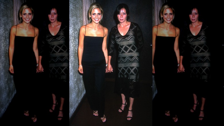 Sarah Michelle Gellar and Shannen Doherty holding hands