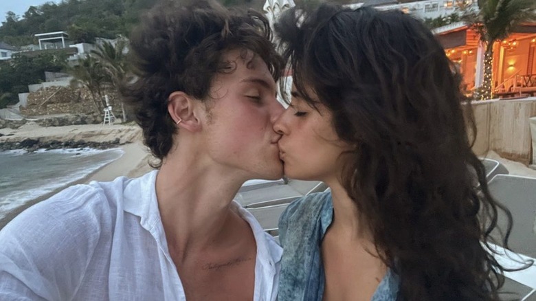 Shawn Mendes, Camila Cabello kissing