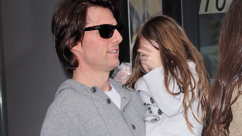 Tom Cruise carrying Suri