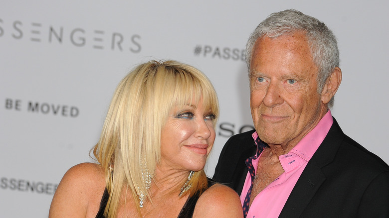 Suzanne Somers looking at Alan Hamel