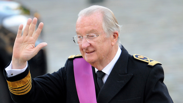 King Albert II waving 