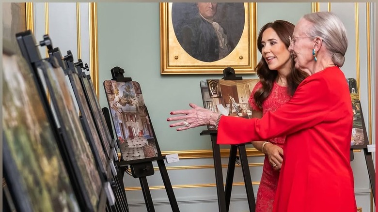 Queen Margrethe and Mary admire Margrethe's artwork