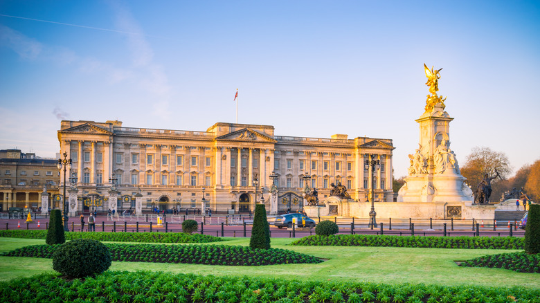 Buckingham Palace on a clear sunny day