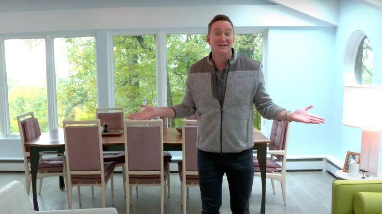 Clinton Kelly giving home tour 