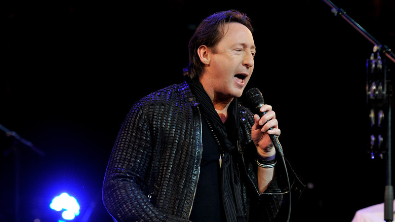 Julian Lennon singing into a mic