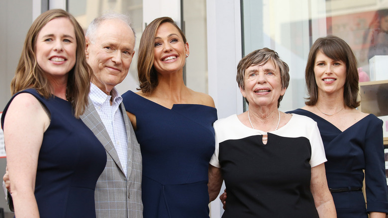 Jennifer Garner posing with her sisters and parents