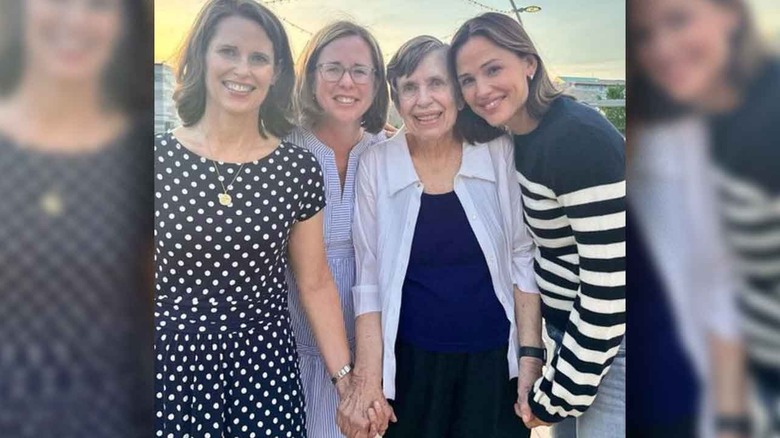 Jennifer Garner, her mother, and her sisters smiling together