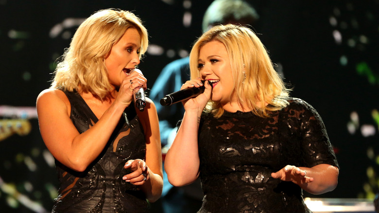 Miranda Lambert and Kelly Clarkson sing a duet on stage