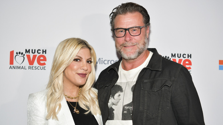 Dean McDermott and Tori Spelling smiling