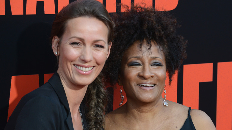 Alex and Wanda Sykes smilng