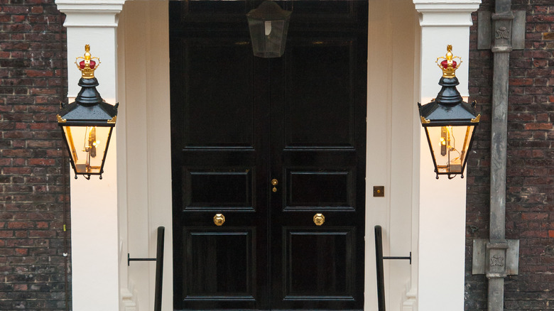 Kensington Palace Apt. 1A entrance