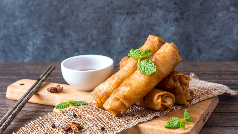 Deep-fried spring rolls with sauce