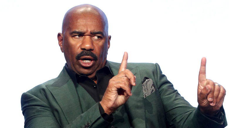 Steve Harvey holding up his fingers 