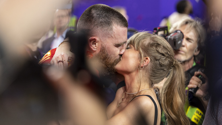 Travis Kelce and Taylor Swift kissing