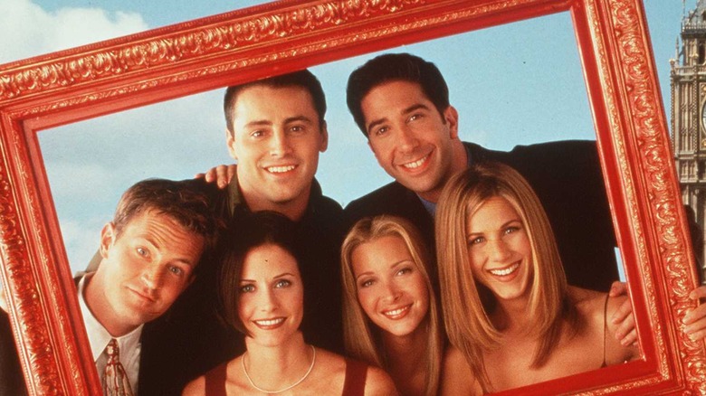 Matthew Perry, Matt LeBlanc, Courteney Cox, Lisa Kudrow, David Schwimmer, and Jennifer Aniston posing