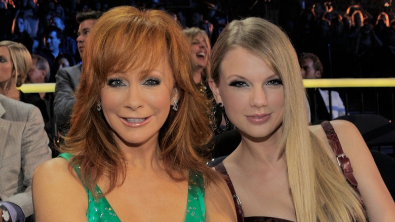 Reba and Taylor Swift sitting together