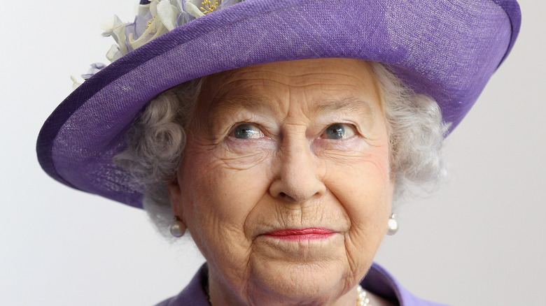 Queen Elizabeth in a lilac outfit